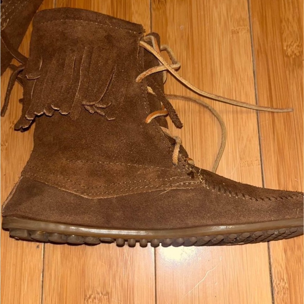 Brown suede Minnetonka lace up size 6 boots